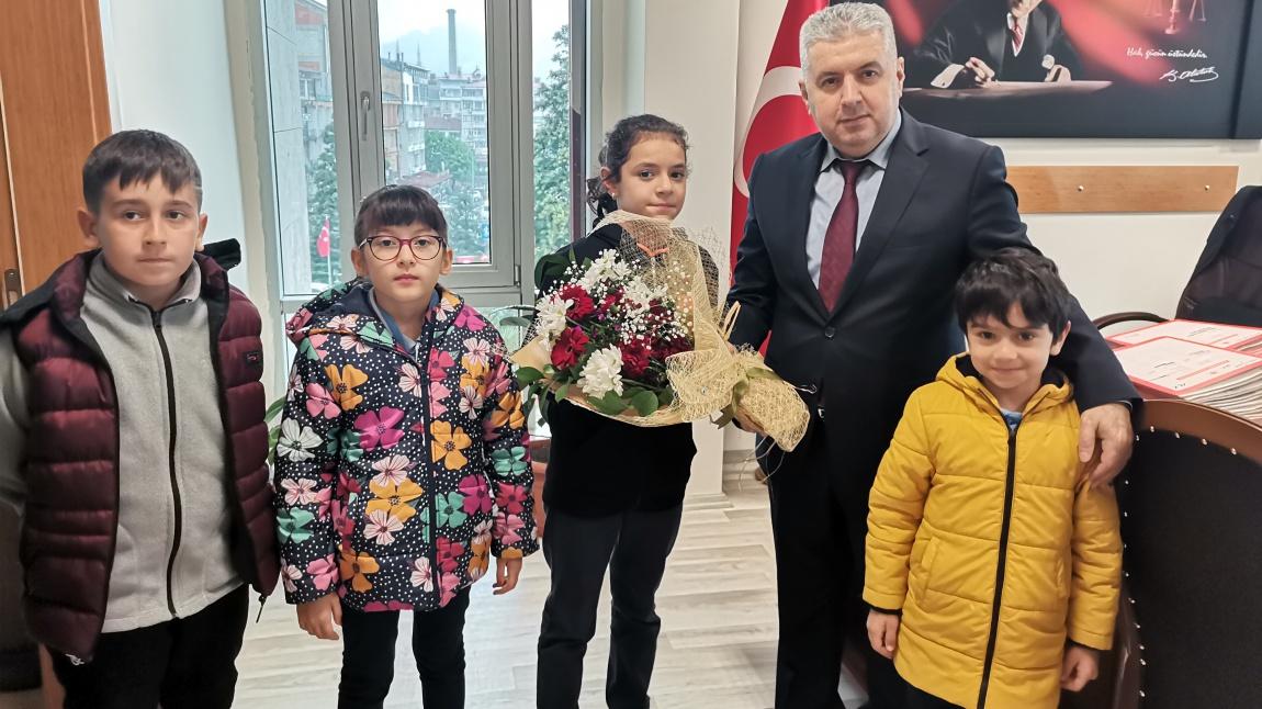 Arhavi Cumhuriyet Başsavcısı Sayın Metin KUTLUBAY 23 Nisan Ulusal Egemenlik ve Çocuk Bayramı Nedeniyle Koltuğunu Öğrencilerimize Devretti